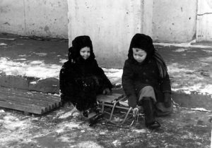 У общежития. 1957г